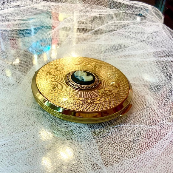 Vintage Made in England Stratton Compact Powder Mirror Gold Tone Baroque Cameo - Picture 2 of 3